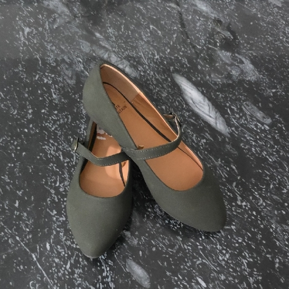 BRAND NEW WHITE MOUNTAIN MARY JANE  WOMENS FLATS - Picture 2 of 16